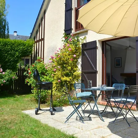 With Large Garden 15 Minutes Walk From The *