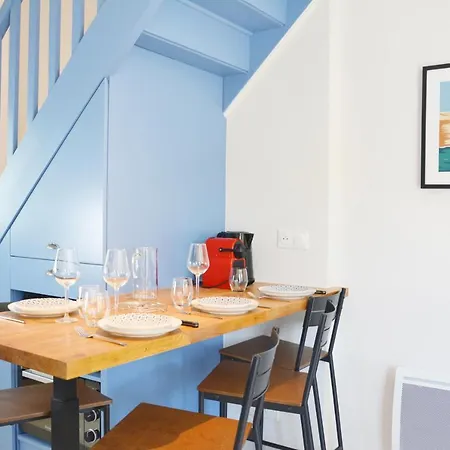 With Large Garden 15 Minutes Walk From The *