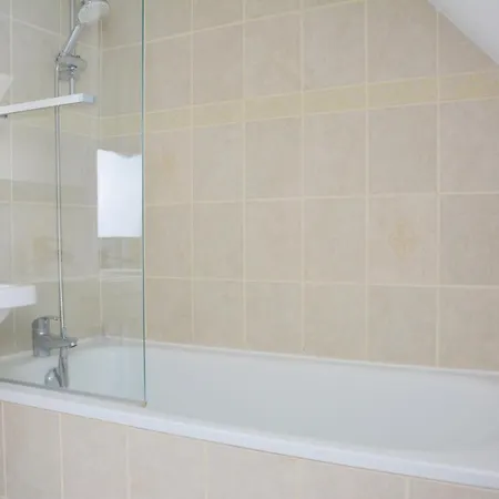 With Large Garden 15 Minutes Walk From The 度假居 滨海维莱