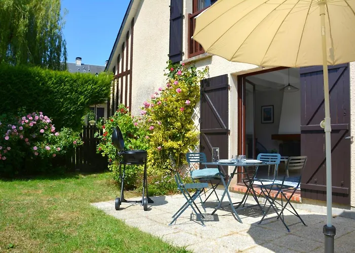 With Large Garden 15 Minutes Walk From The *